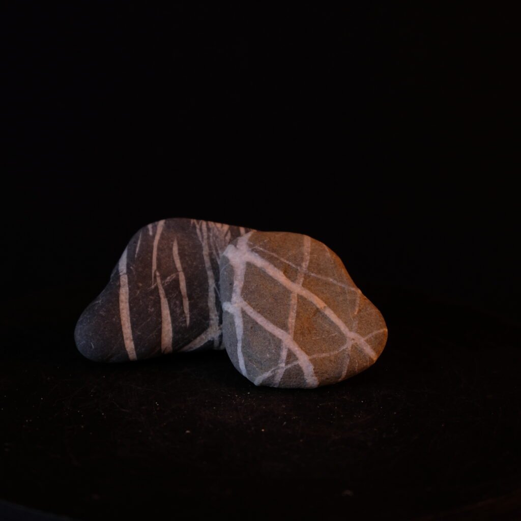 Kieselsteine mit Quarzadern